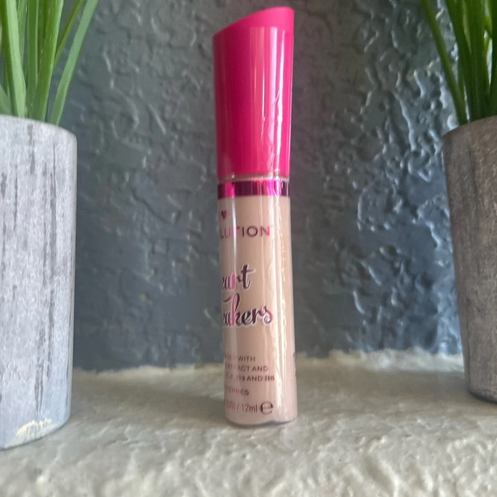 Revolution Heartbreak Concealer Buttermilk with Pink Heart Cap NWT